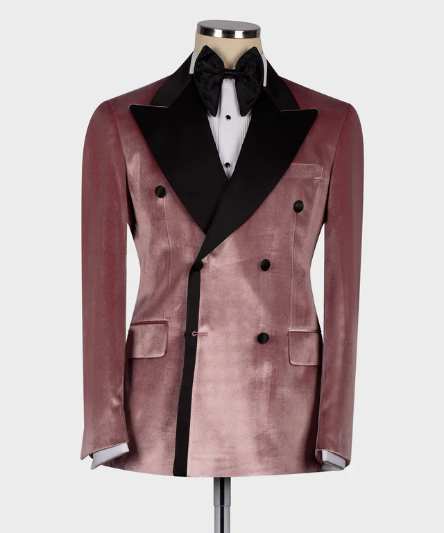 Smoking croisé en velours rose et satin noir à revers, orné d'un smoking à revers en satin noir.